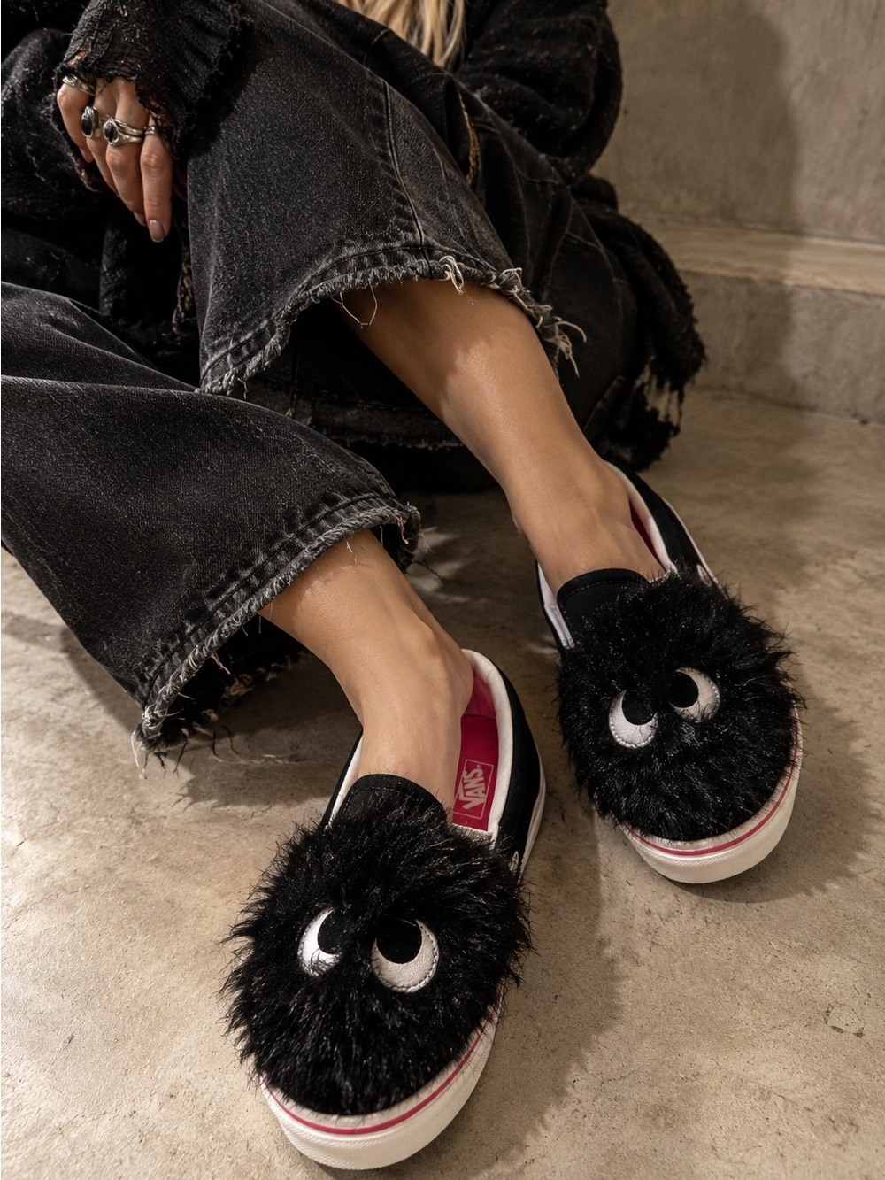 Such a fun and hard-to-find pair of Vans! 🖤 These black slip-on sneakers feature